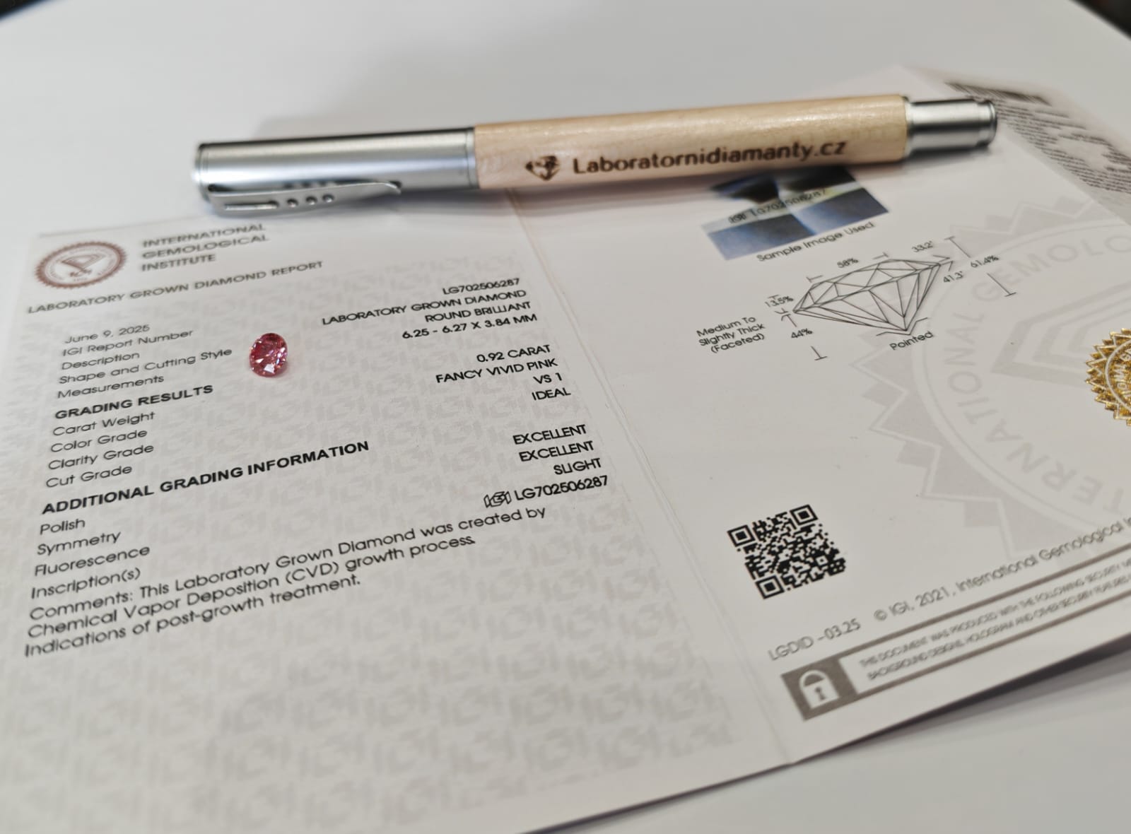 0.92ct Fancy Vivid Pink VS1 lab-diamant