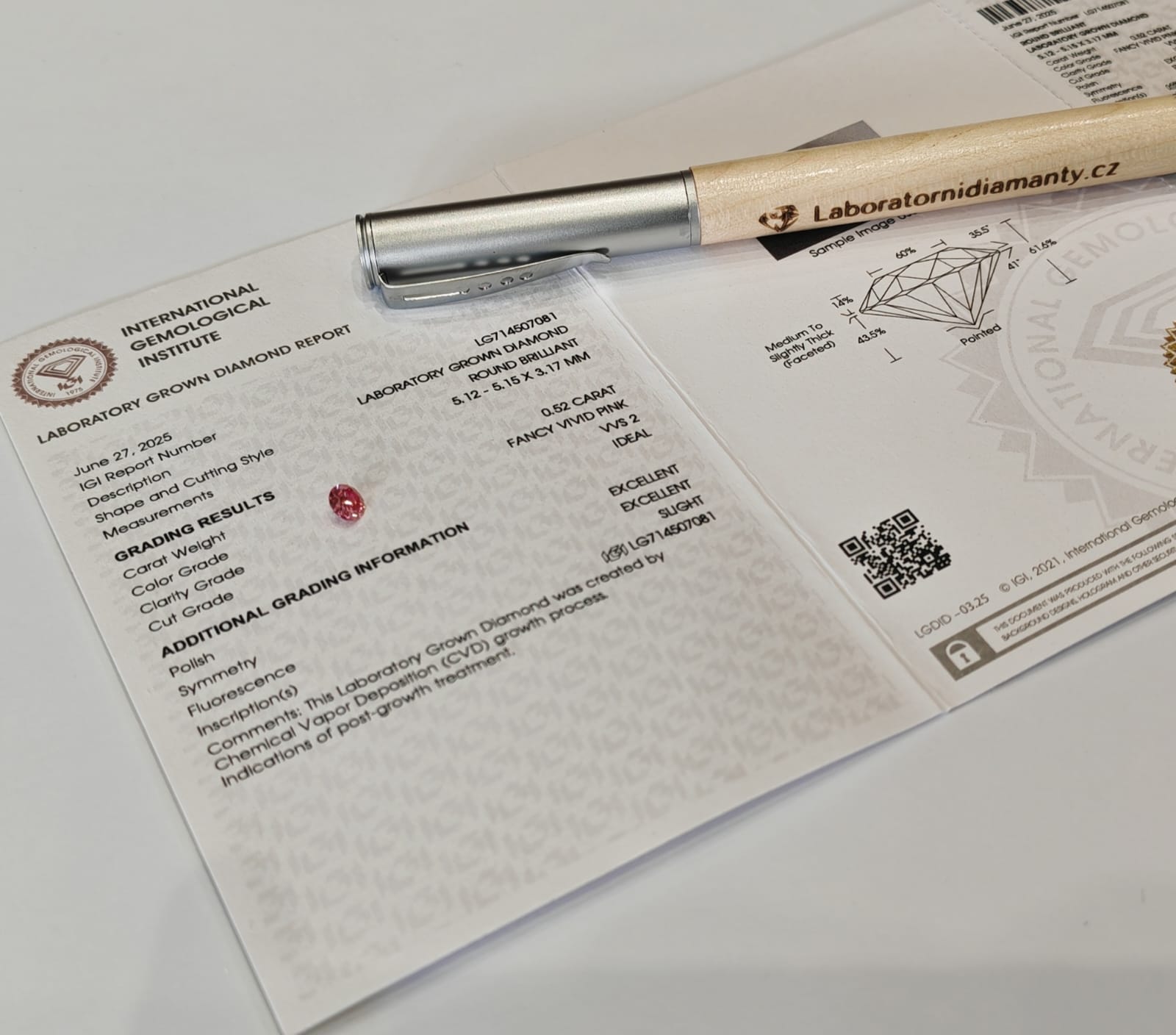 0.52ct Fancy Vivid Růžový 2 laboratorní diamant